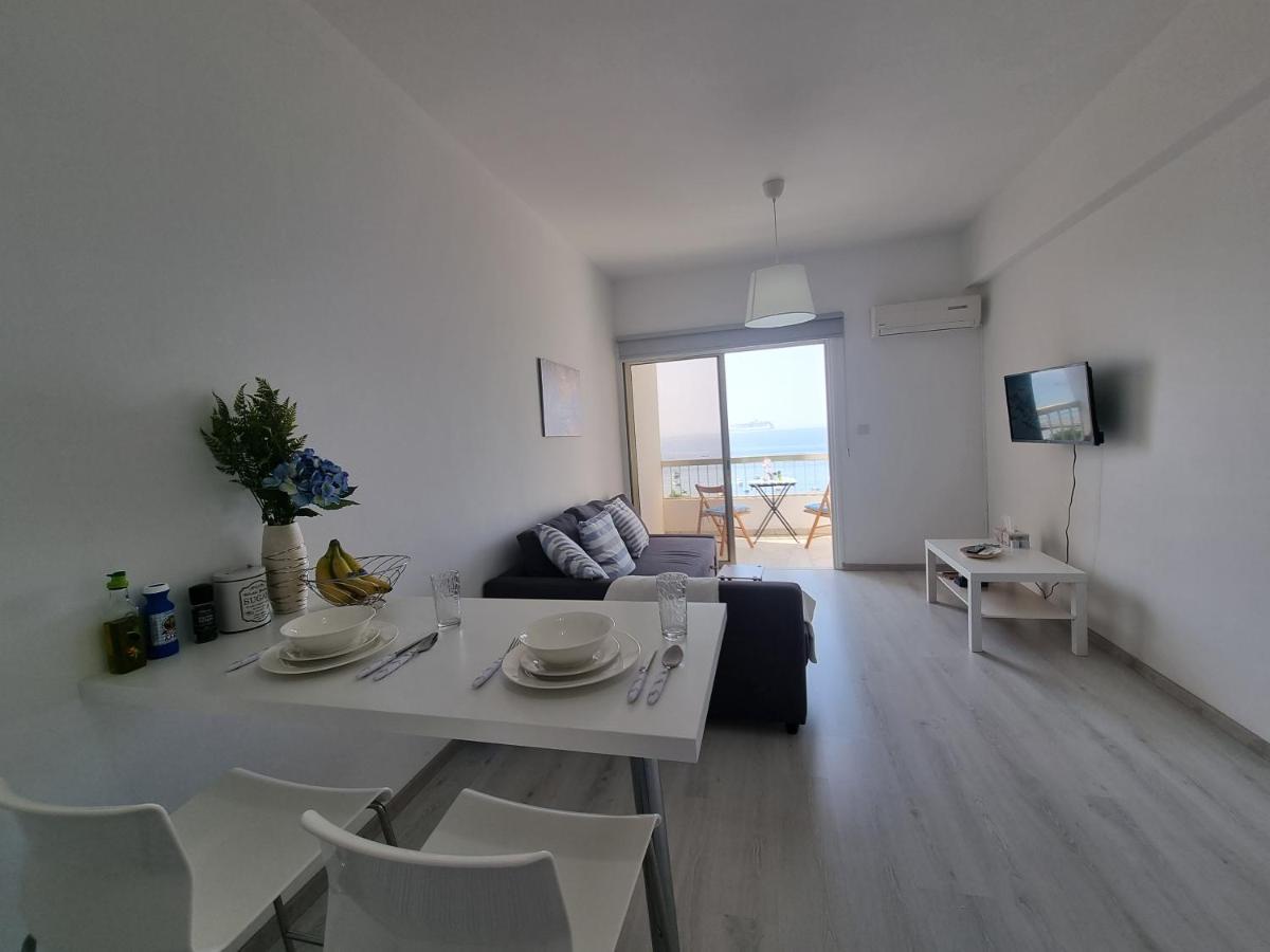 Super Modern Beachfront 1 Bedroom - Sleeps 4 Limassol Zewnętrze zdjęcie