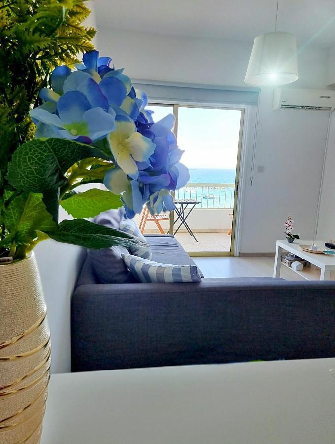 Super Modern Beachfront 1 Bedroom - Sleeps 4 Limassol Zewnętrze zdjęcie