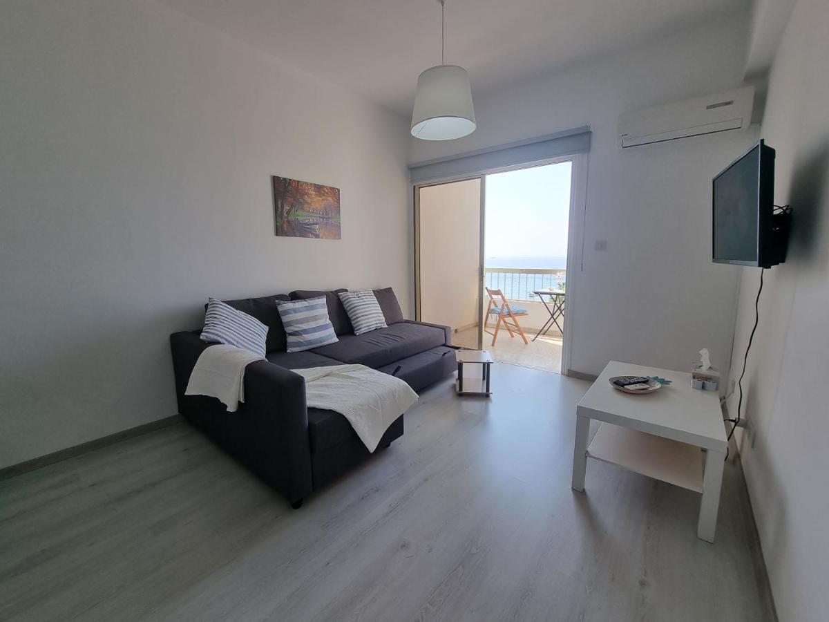 Super Modern Beachfront 1 Bedroom - Sleeps 4 Limassol Zewnętrze zdjęcie